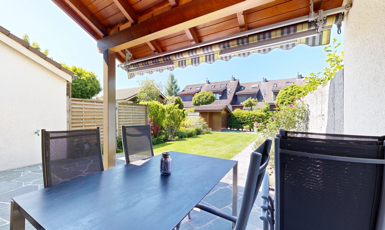 terrasse mit essbereich im freien, day time, from property, rasen, und terrasse