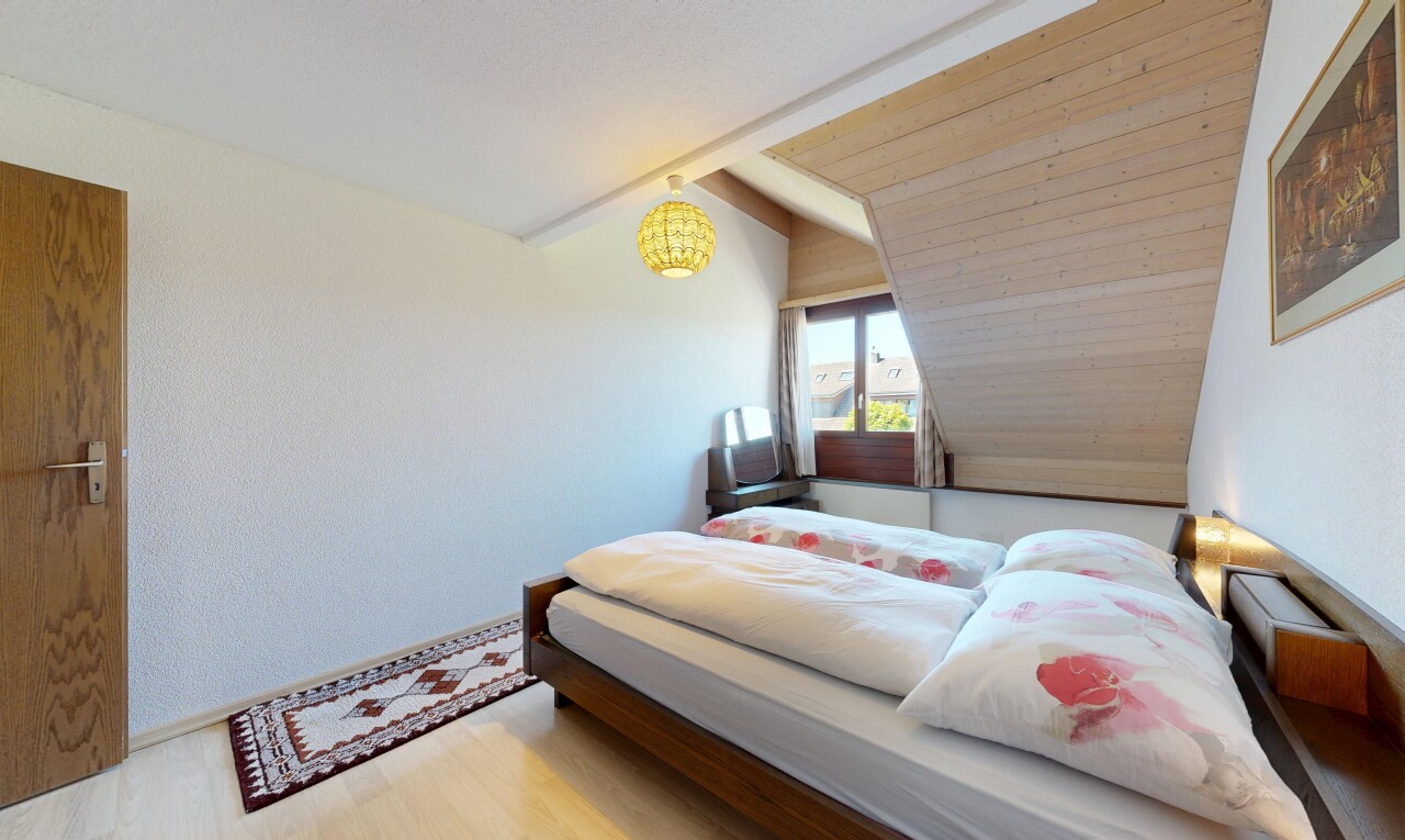 zimmer / schlafzimmer mit vaulted ceiling, dachschräge, inside property, wood finish floor, und holzfußboden
