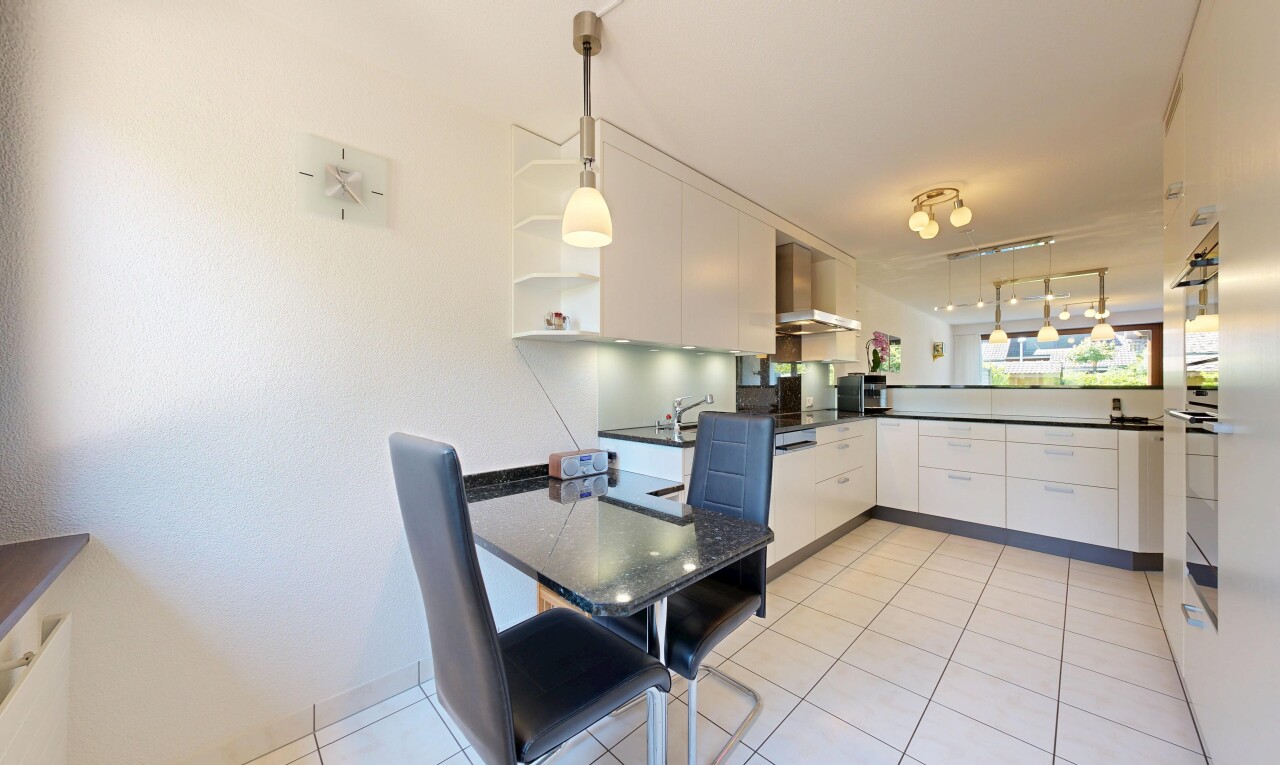 küche mit white cabinets, weiße schränke, natural light, natürliches licht, und pendant lighting