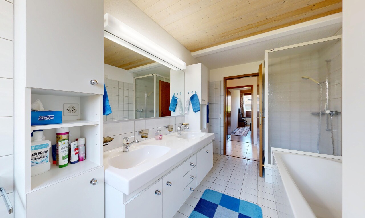 bad mit komplettes badezimmer, doppelwaschtisch, light floor, inside property, und tile floor