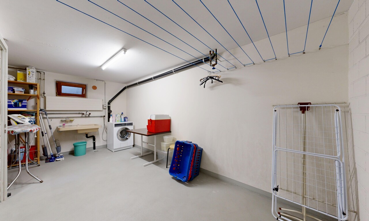 wäschekammer mit inside property, betonboden, concrete floor, gipskartonwand, und drywall