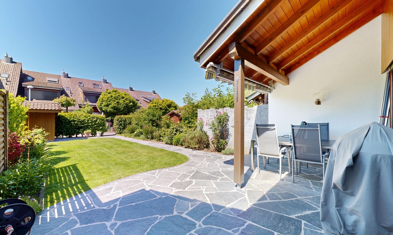terrasse mit essbereich im freien, day time, rasen, from property, und terrasse
