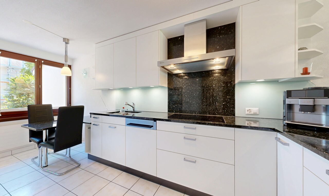 küche mit dunstabzugshaube, dark countertops, weiße schränke, white cabinets, und stein arbeitsplatten