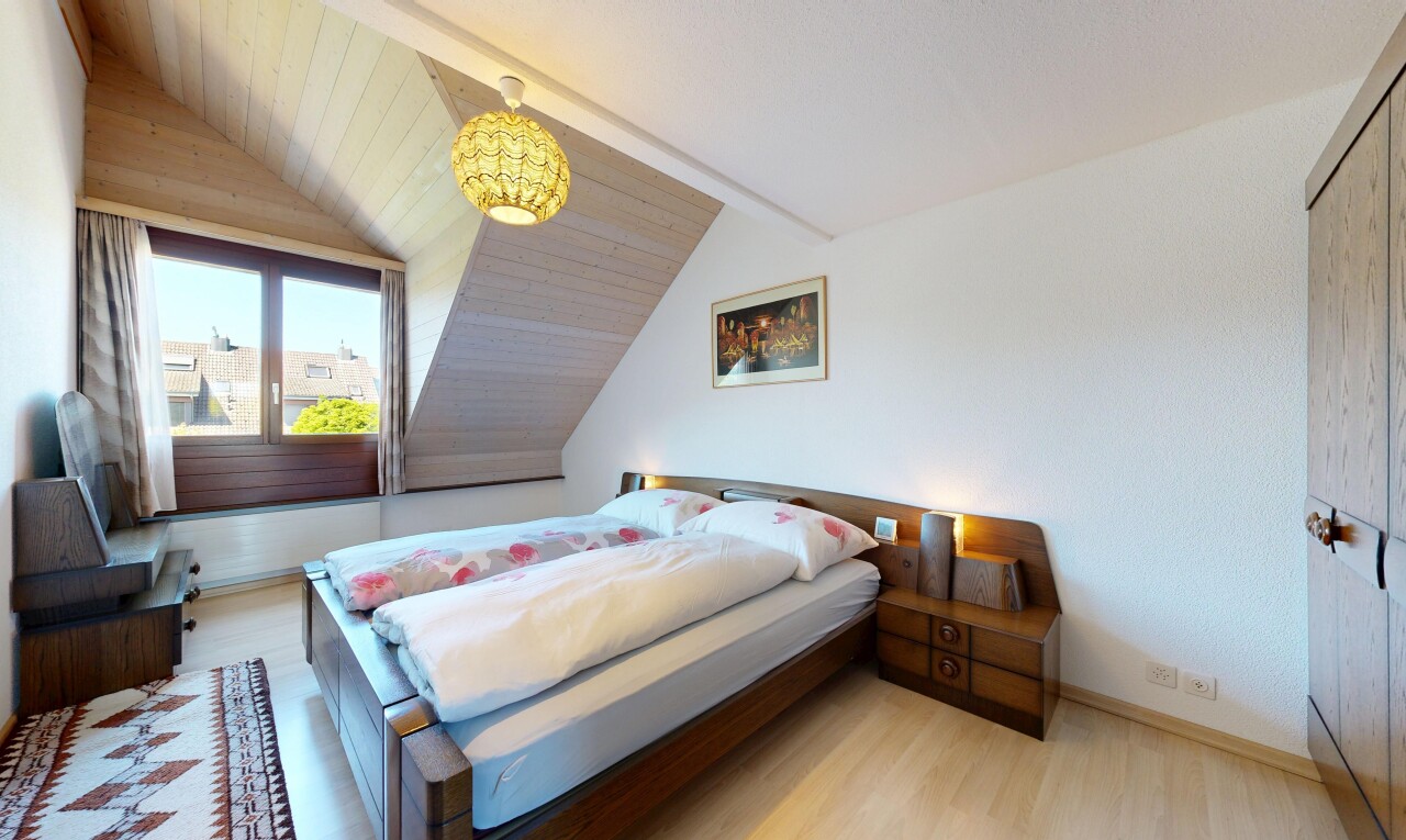 zimmer / schlafzimmer mit inside property, holzfußboden, wood finish floor, day time, und dachschräge