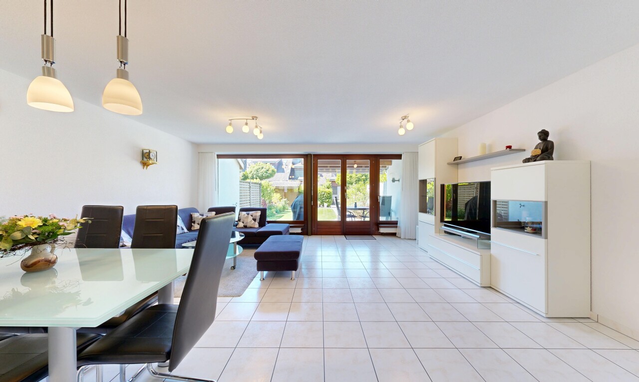 wohn- / esszimmer mit gipskartonwand, drywall, light floor, inside property, und natürliches licht