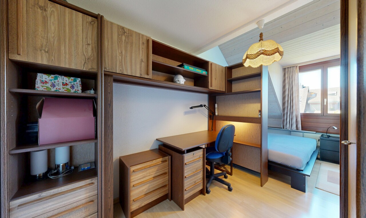 büro mit bürobereich, inside property, holzfußboden, wood finish floor, und natürliches licht
