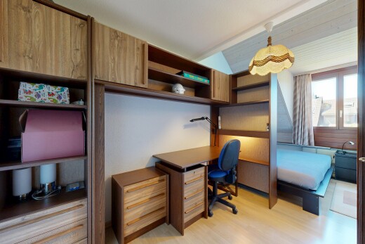 büro mit bürobereich, inside property, holzfußboden, wood finish floor, und natürliches licht