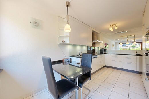 küche mit white cabinets, weiße schränke, natural light, natürliches licht, und pendant lighting