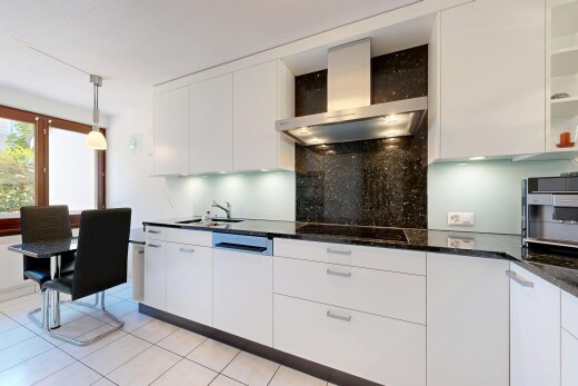 küche mit dunstabzugshaube, dark countertops, weiße schränke, white cabinets, und stein arbeitsplatten