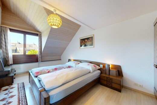 zimmer / schlafzimmer mit inside property, holzfußboden, wood finish floor, day time, und dachschräge