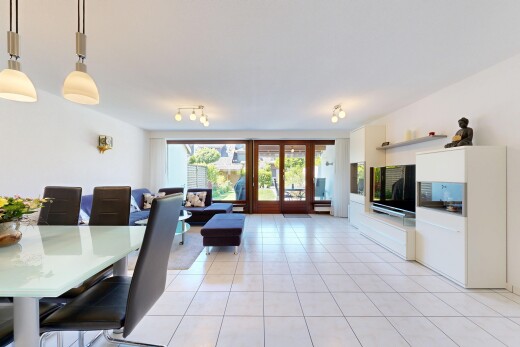 wohn- / esszimmer mit gipskartonwand, drywall, light floor, inside property, und natürliches licht