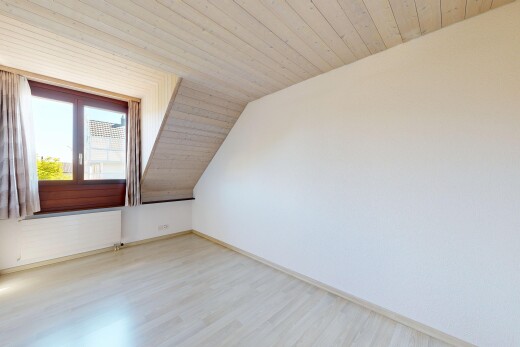 leerer raum mit holzdecke, wood ceiling, holzfußboden, wood finish floor, und dachschräge