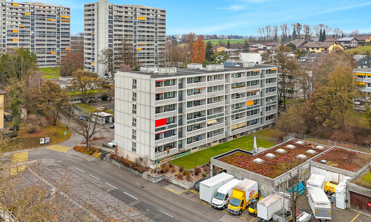 view of apartment building / complex