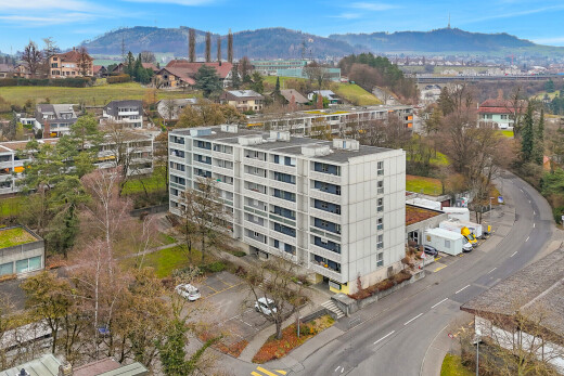 extérieur du bâtiment avec vue sur la montagne, mountain view, day time, vue sur le complexe d'appartements, et apartment complex view