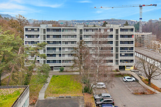 außenansicht mit blick auf wohnanlage, apartment complex view, day time, und parkplatz