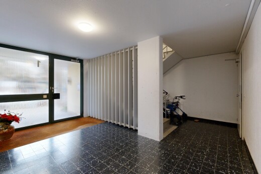 pièce vide avec sol en vinyle, vinyl floor, vinyl tile, cloison sèche, et drywall