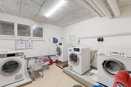 buanderie avec vinyl floor, vinyl tile, inside community, drywall, et lave-linge et sèche-linge séparés