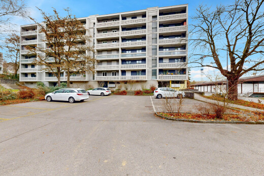 außenansicht mit blick auf wohnanlage, apartment complex view, day time, parkplatz, und from community