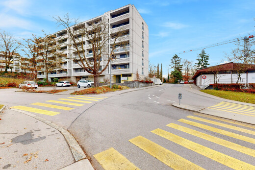 außenansicht mit blick auf wohnanlage, apartment complex view, day time, und power lines view