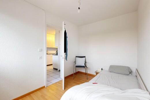 zimmer / schlafzimmer mit holzfußboden, wood finish floor, inside property, sockelleisten, und baseboards wall