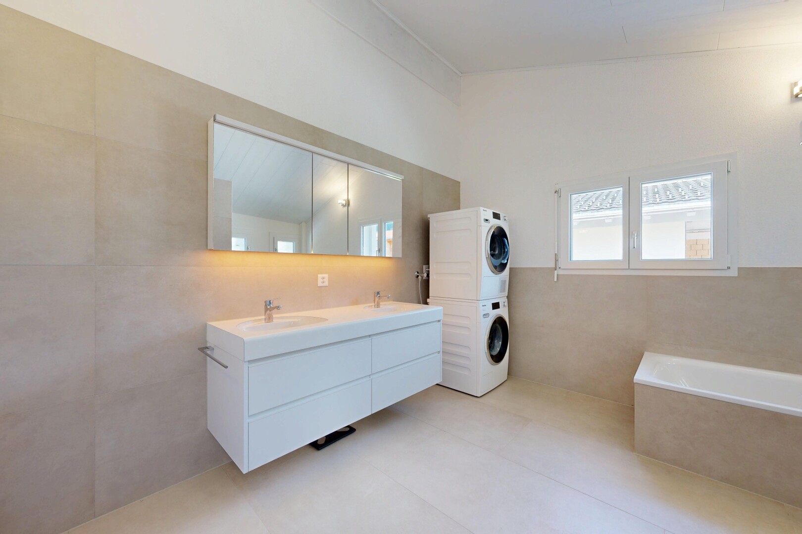 bad mit doppelwaschtisch, bad, komplettes badezimmer, tile wall, und fliesenwand