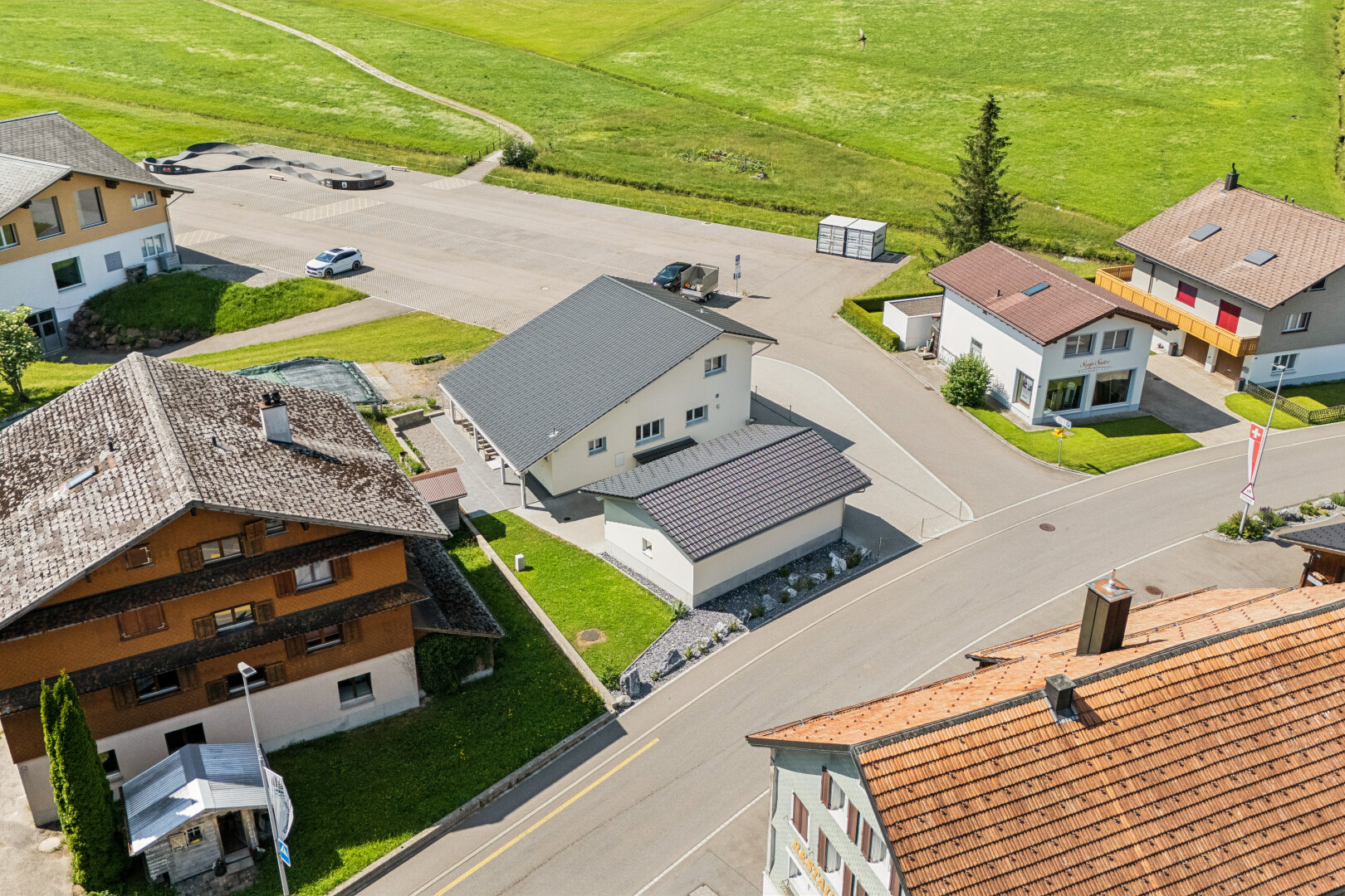 außenansicht mit bordsteine und straßenlaternen