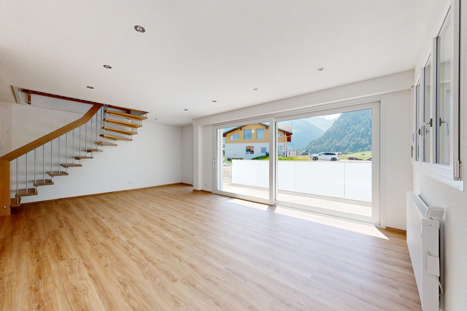 leerer raum mit treppen, einbauleuchten, drywall, gipskartonwand, und wood finish floor