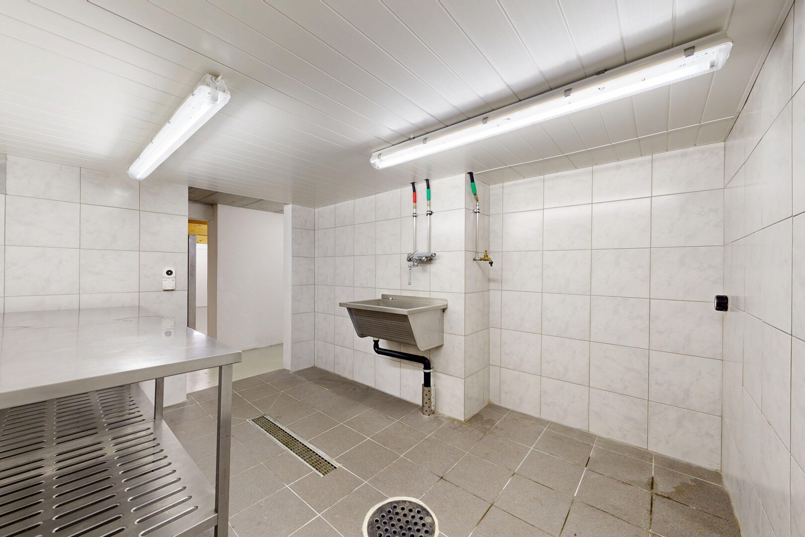 bad mit tile wall, fliesenwand, tile floor, fliesenboden, und inside property