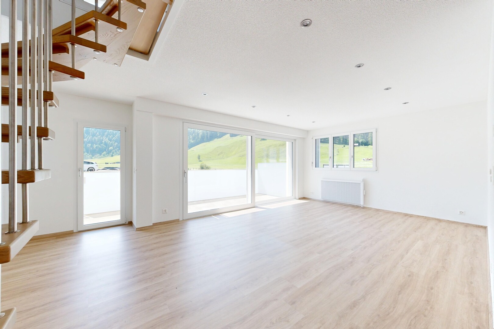 leerer raum mit wood finish stairs, treppen, kühler, drywall, und gipskartonwand