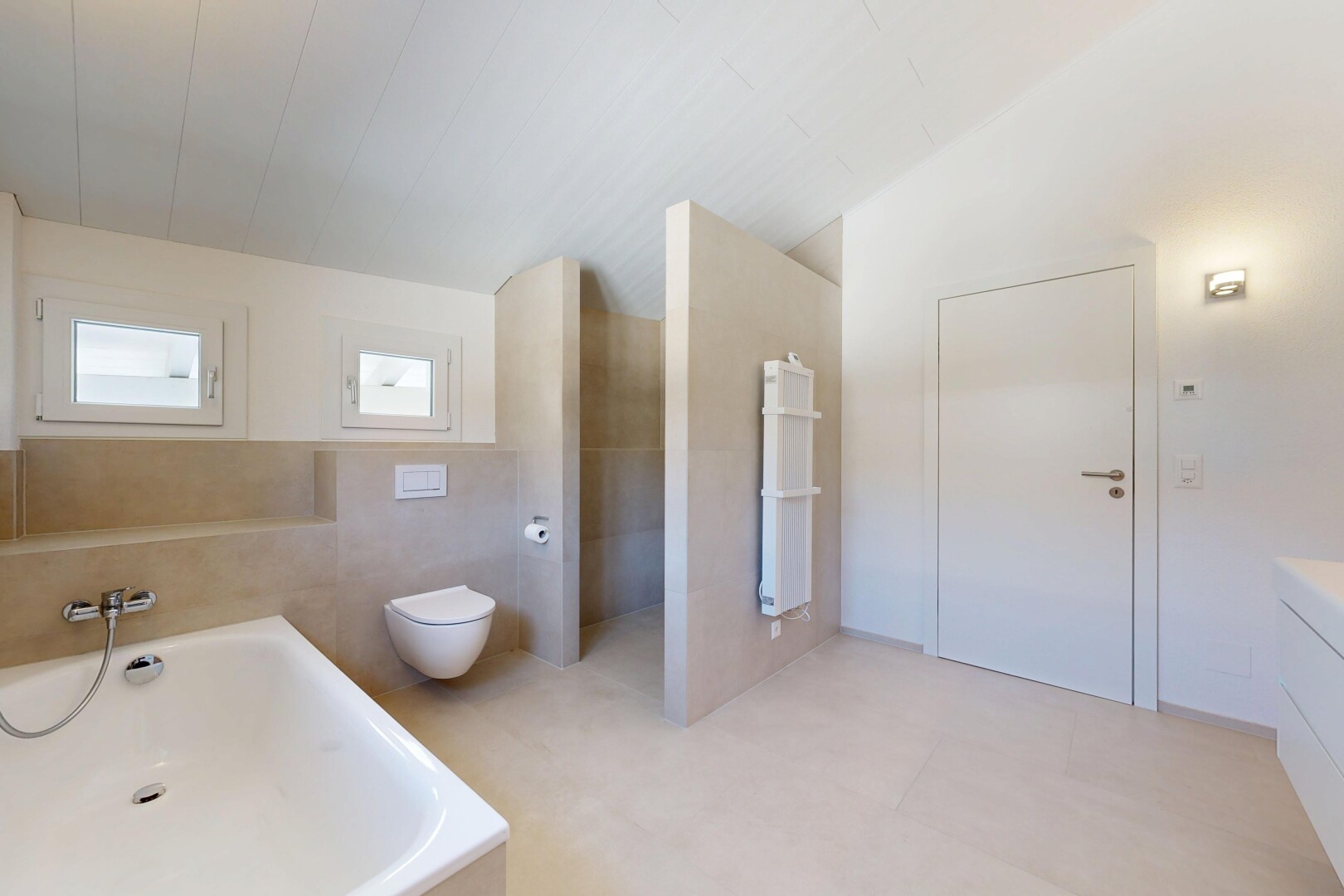 bad mit komplettes badezimmer, bad, schminktisch, vaulted ceiling, und dachschräge