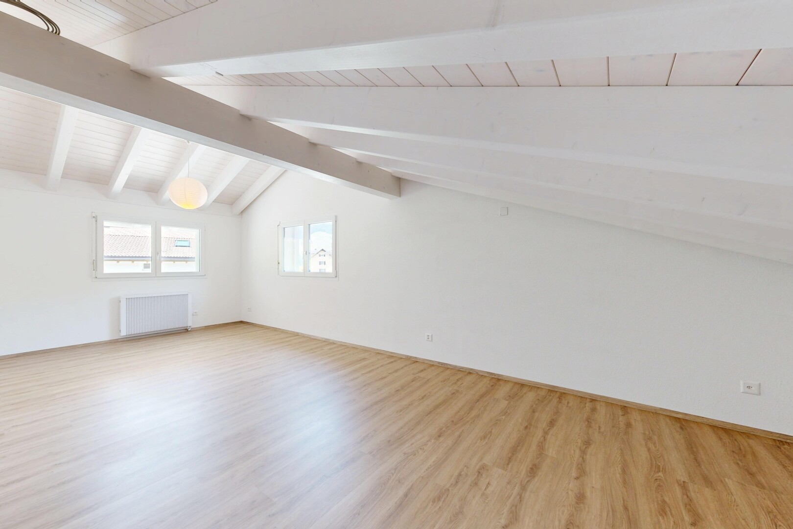 leerer raum mit vaulted ceiling, dachschräge, natürliches licht, beamed ceiling, und balkendecke