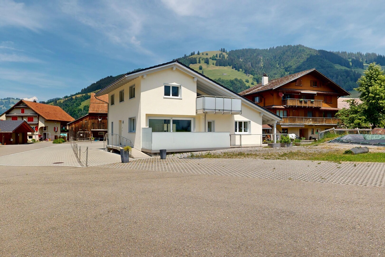 außenansicht mit balkon, mountain view, blick auf die berge, und day time