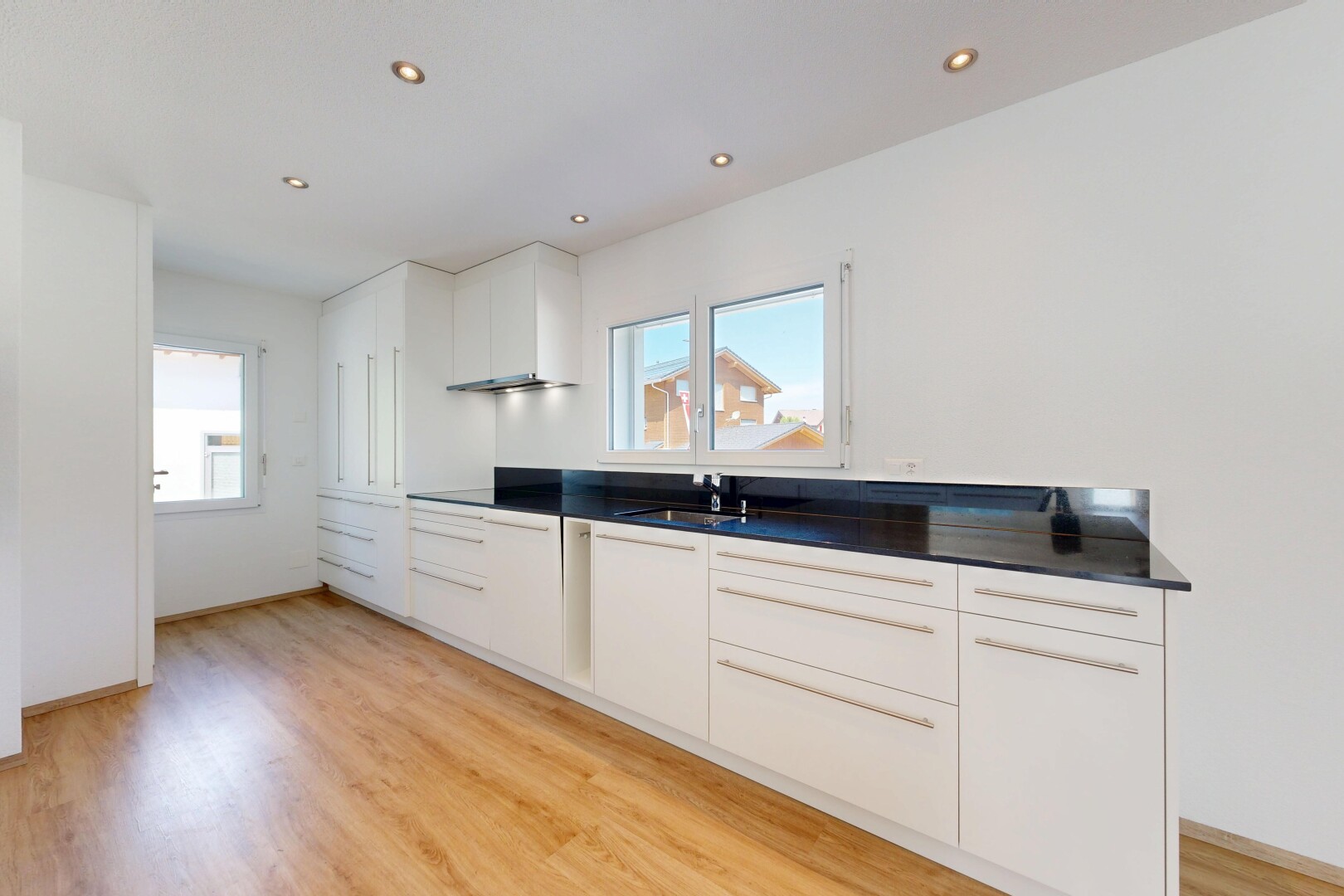 küche mit light floor, einbauleuchten, arbeitsplatten, dark countertops, und natürliches licht