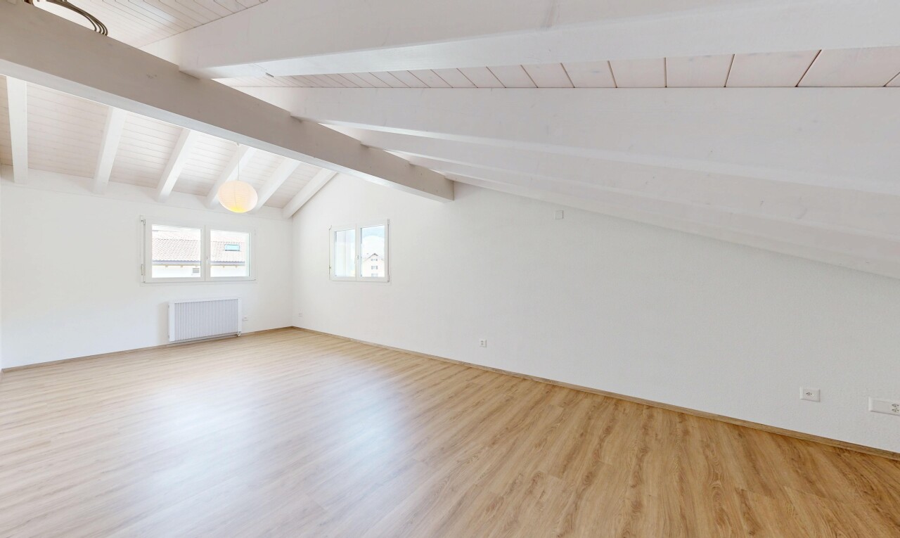 leerer raum mit vaulted ceiling, dachschräge, natürliches licht, beamed ceiling, und balkendecke