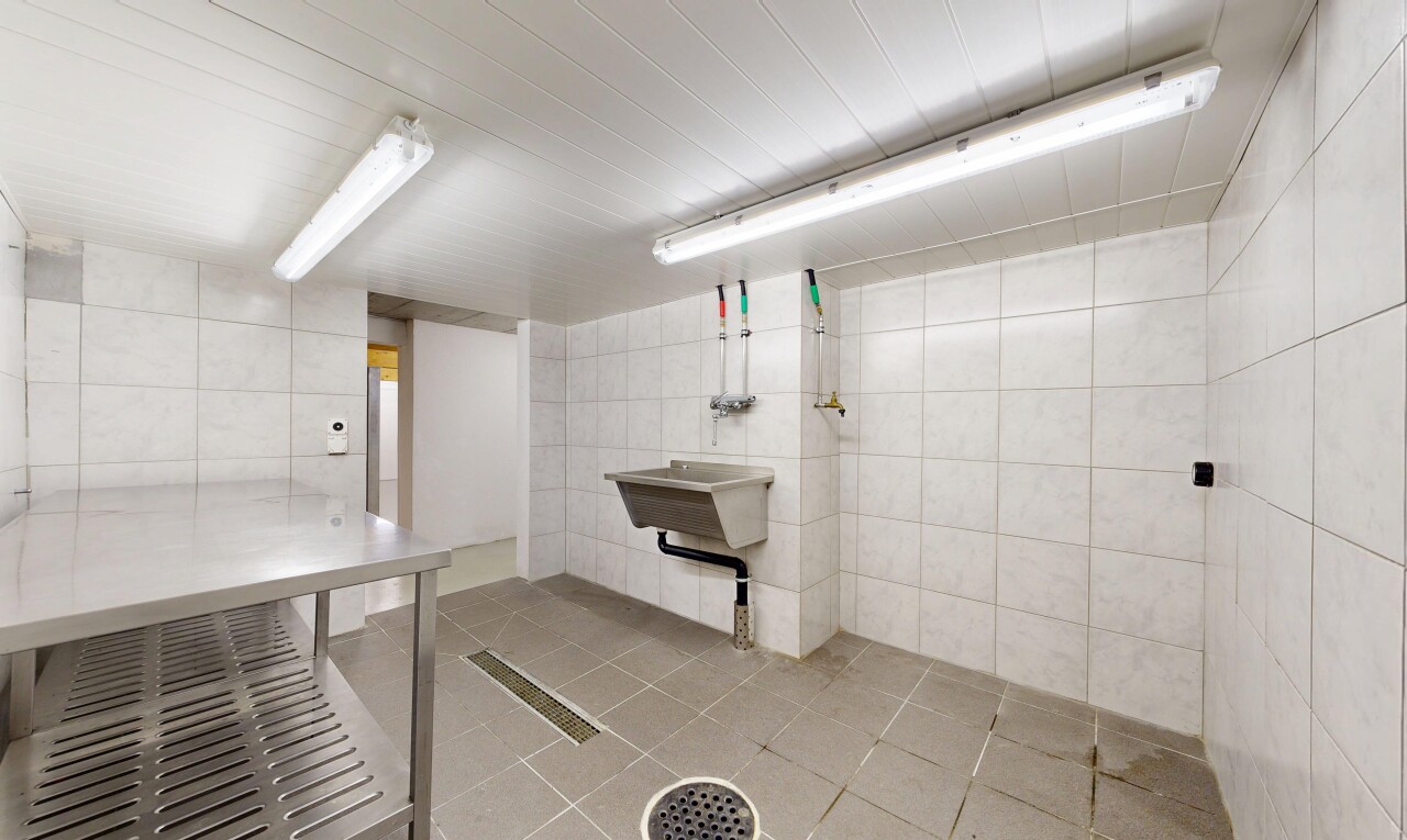 bad mit tile wall, fliesenwand, tile floor, fliesenboden, und inside property