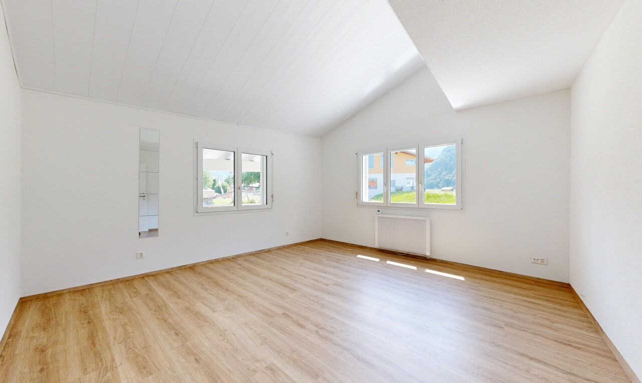 leerer raum mit vaulted ceiling, dachschräge, natürliches licht, drywall, und gipskartonwand