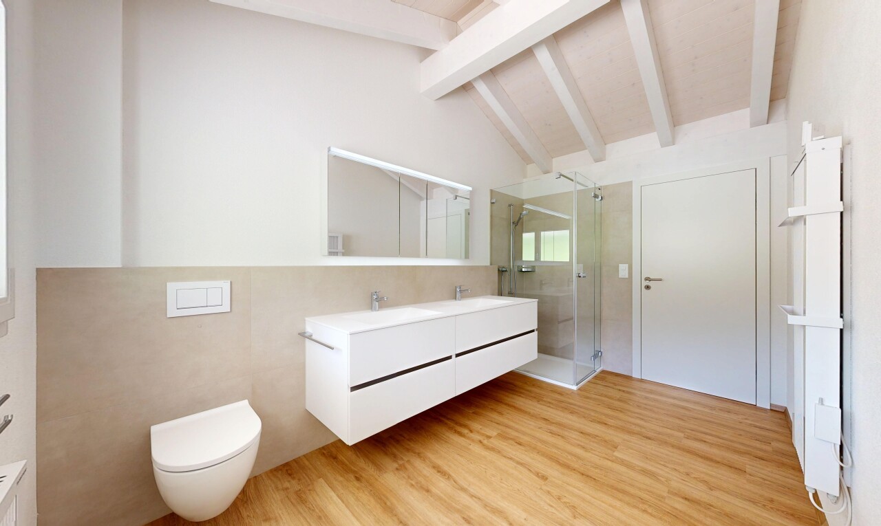bad mit dusche, doppelwaschtisch, komplettes badezimmer, beamed ceiling, und balkendecke