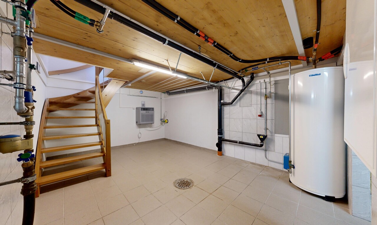 treppe mit wasserkocher, keller, treppen, inside property, und drywall