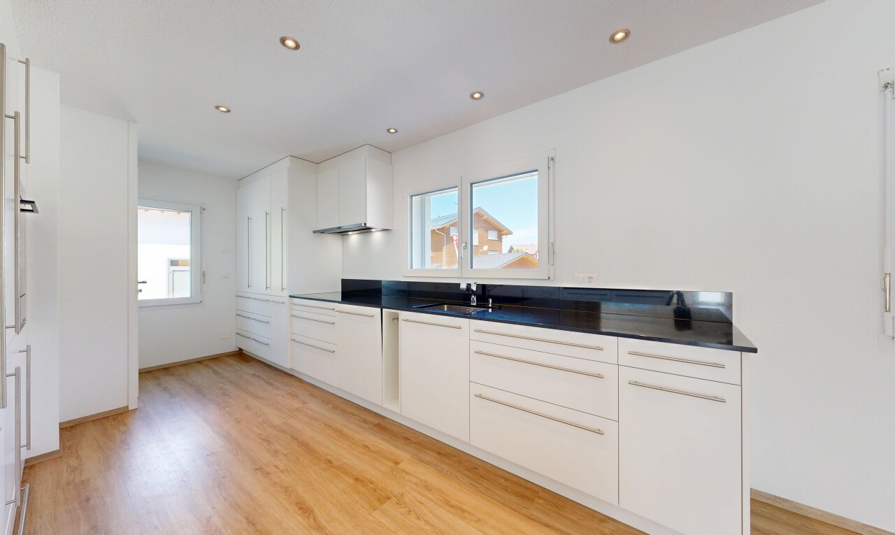 küche mit light floor, einbauleuchten, arbeitsplatten, dark countertops, und natürliches licht