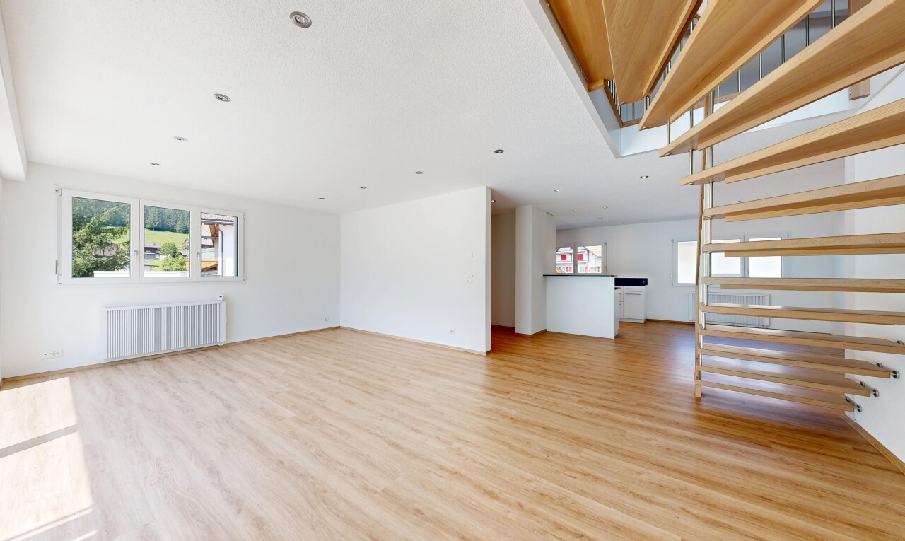 leerer raum mit drywall, gipskartonwand, wood finish floor, holzfußboden, und natürliches licht