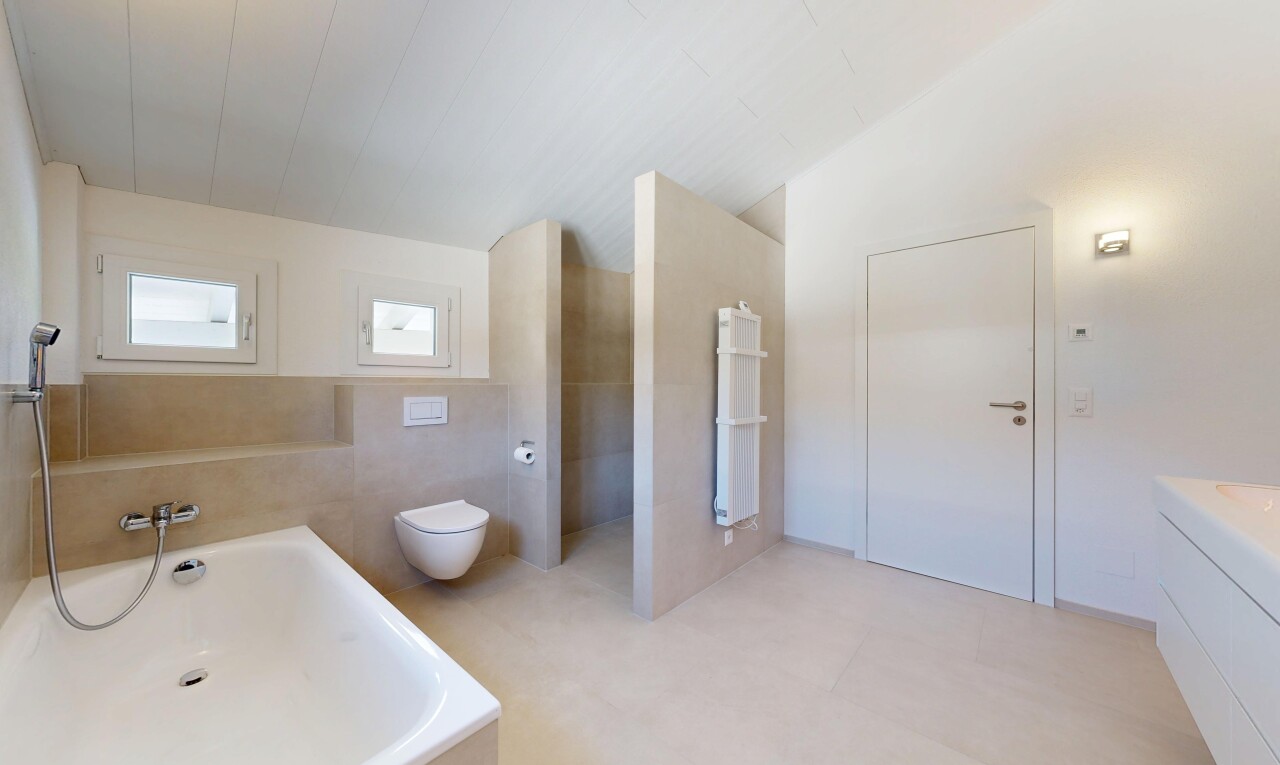 bad mit komplettes badezimmer, bad, schminktisch, vaulted ceiling, und dachschräge
