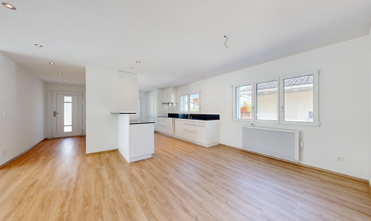 leerer raum mit natürliches licht, kühler, drywall, gipskartonwand, und wood finish floor
