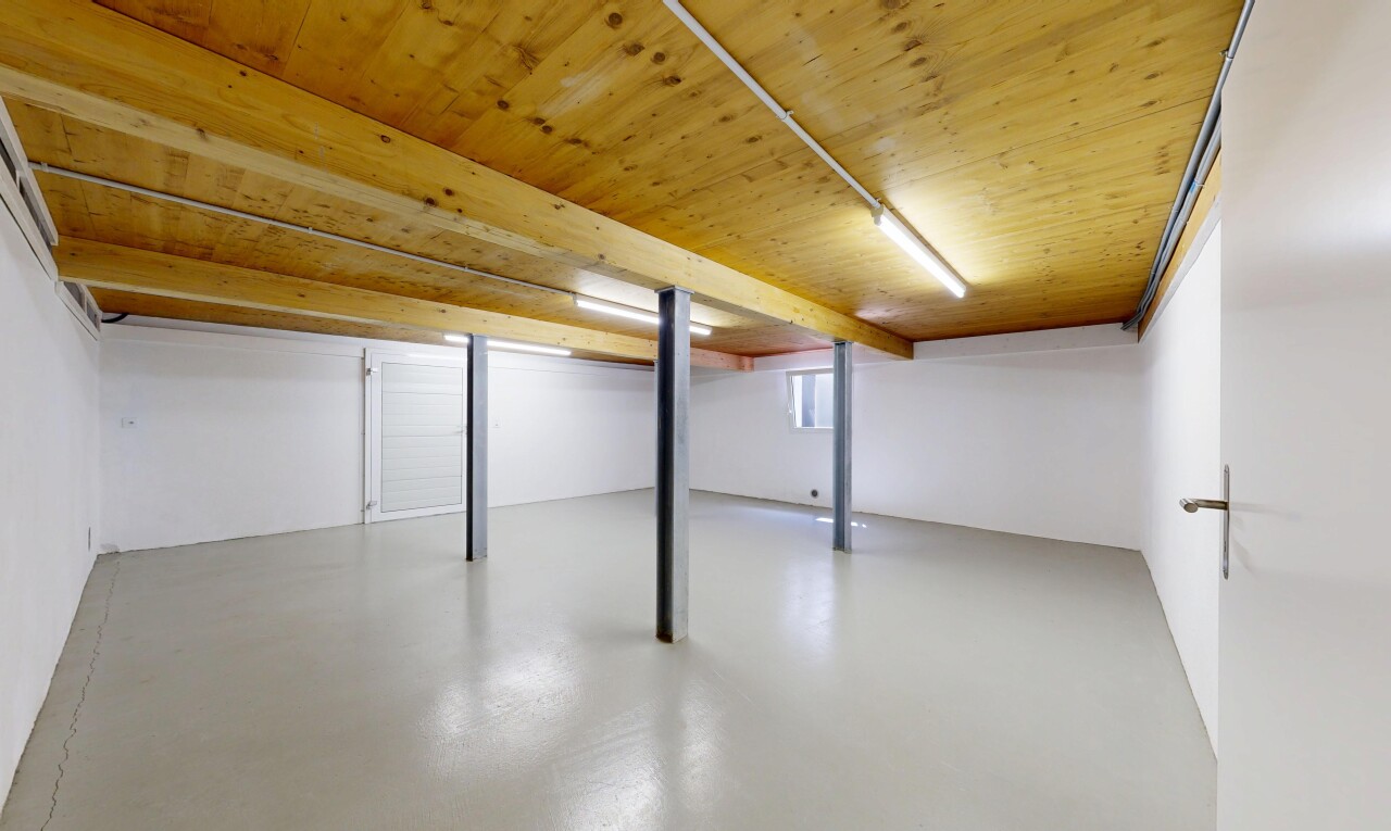 leerer raum mit finished concrete floor, low ceiling, niedrige decke, drywall, und gipskartonwand