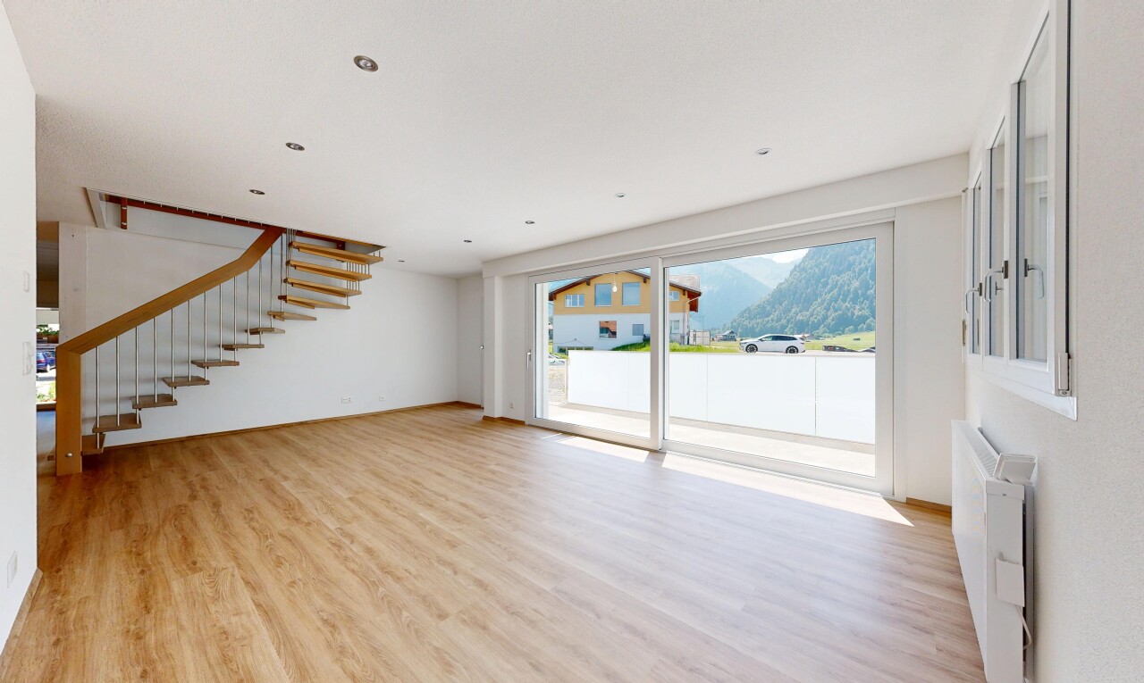 leerer raum mit treppen, einbauleuchten, drywall, gipskartonwand, und wood finish floor