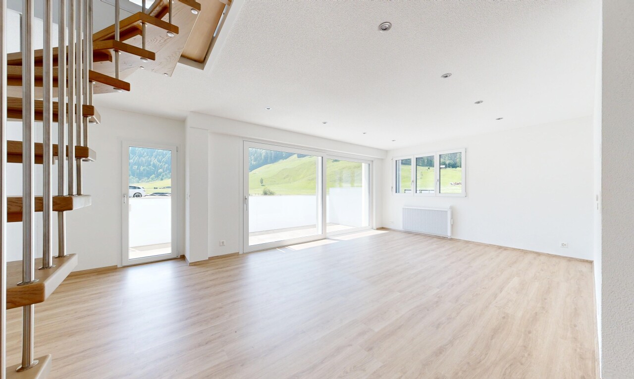 leerer raum mit wood finish stairs, treppen, kühler, drywall, und gipskartonwand