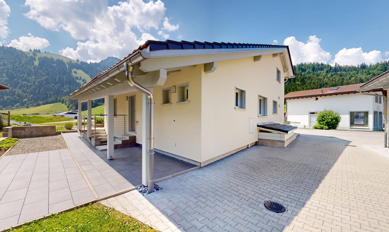 außenansicht mit ziegeldach, stuckverkleidung, day time, mountain view, und blick auf die berge