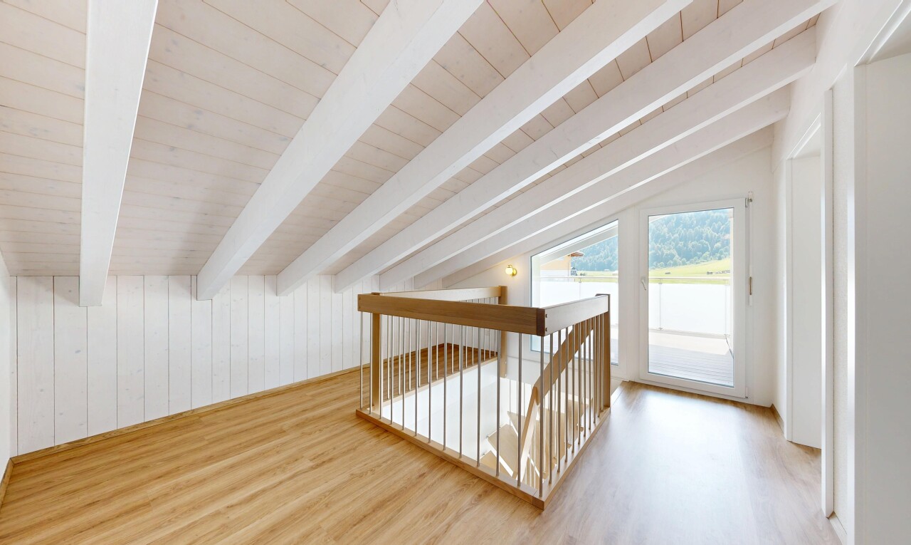 leerer raum mit vaulted ceiling, dachschräge, low ceiling, niedrige decke, und treppen
