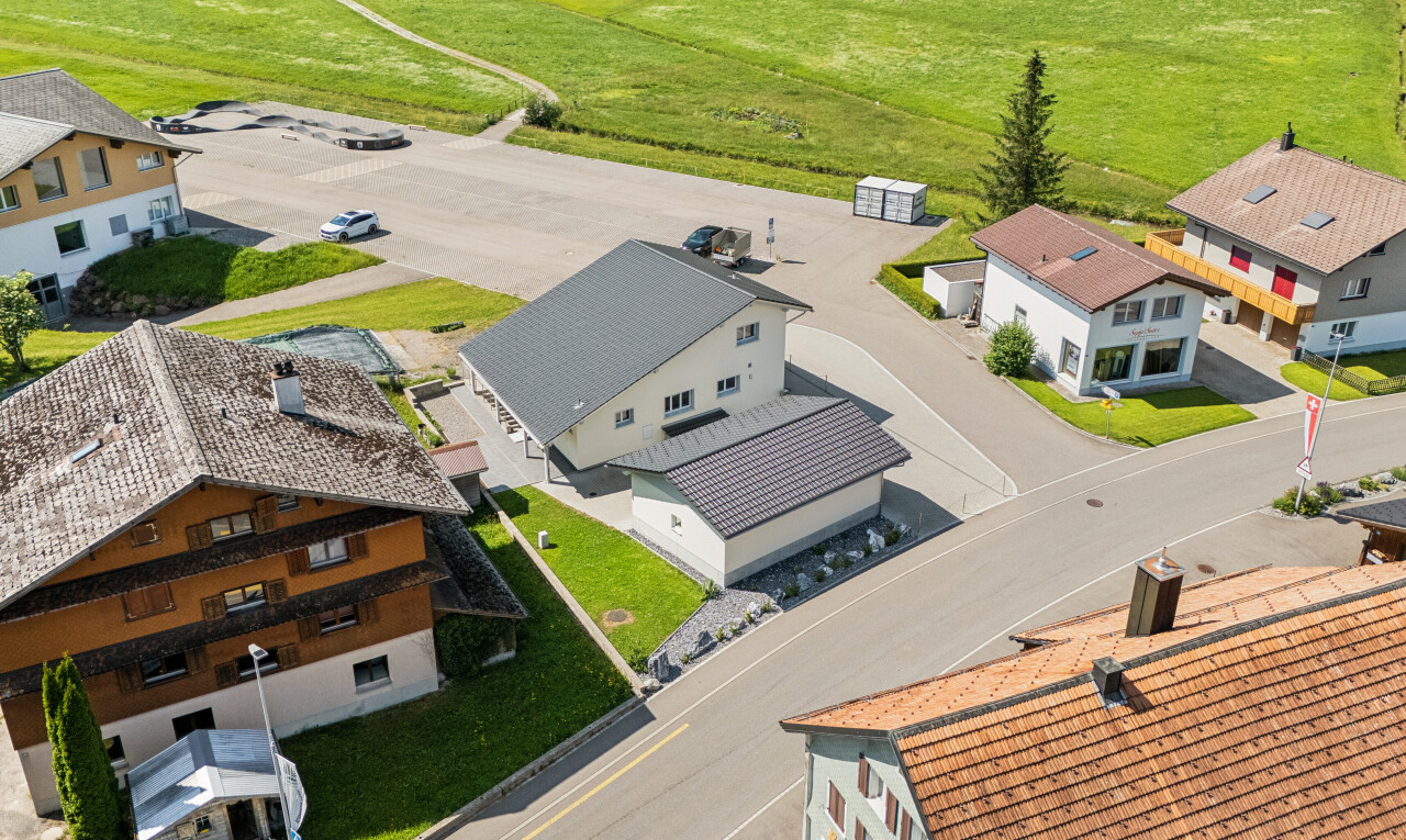außenansicht mit bordsteine und straßenlaternen