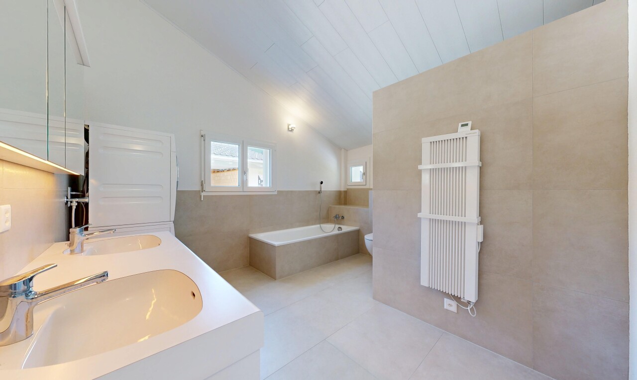 bad mit komplettes badezimmer, bad, waschbecken, vaulted ceiling, und dachschräge