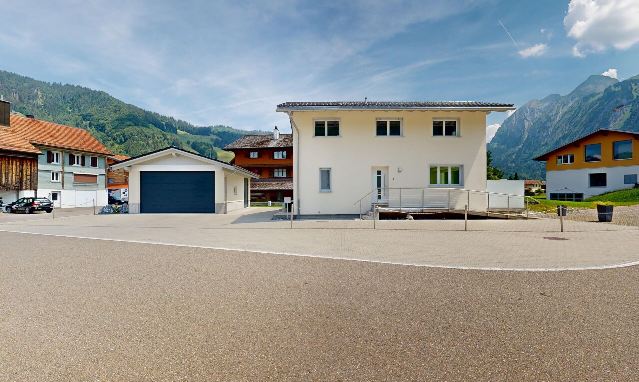außenansicht mit mountain view, blick auf die berge, außenansicht, freistehende garage, und day time
